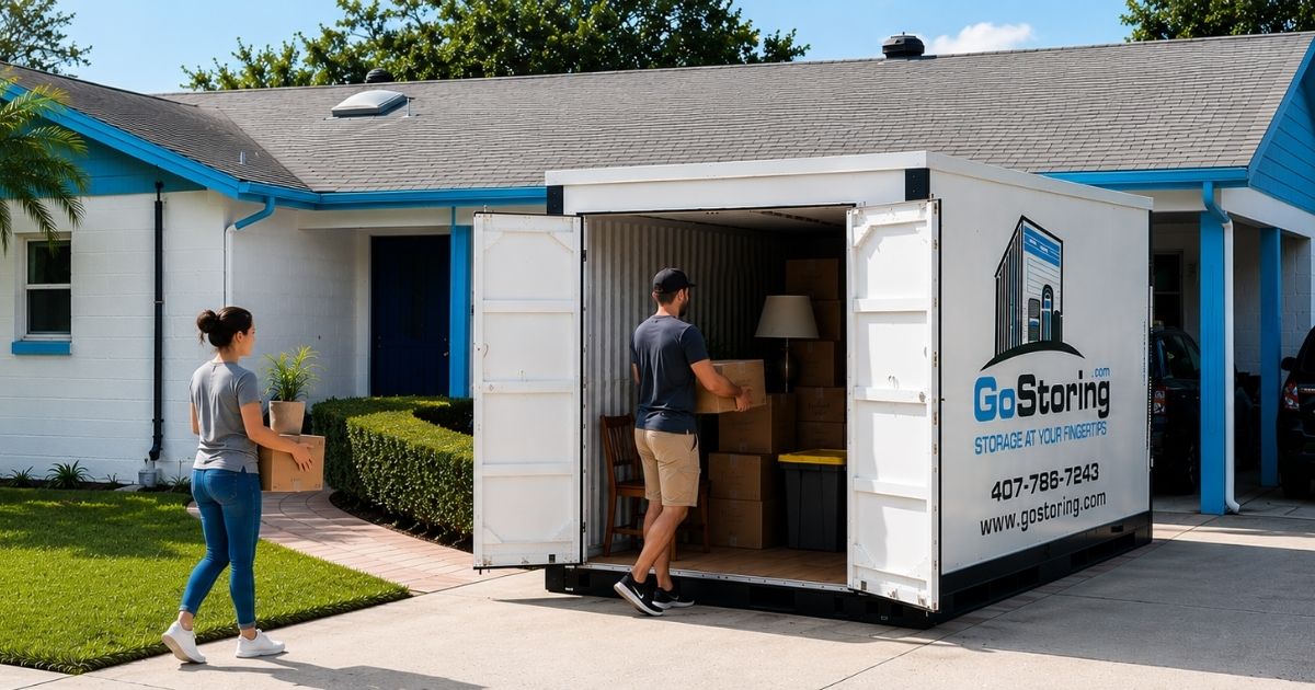 Couple loading a gostoring container - GoStoring Couple loading a gostoring container
