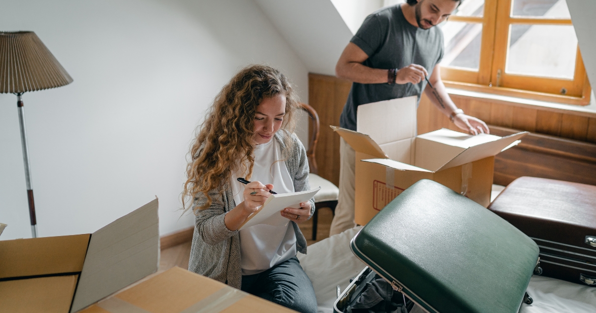 couple packing boxes to move house - GoStoring couple packing boxes to move house